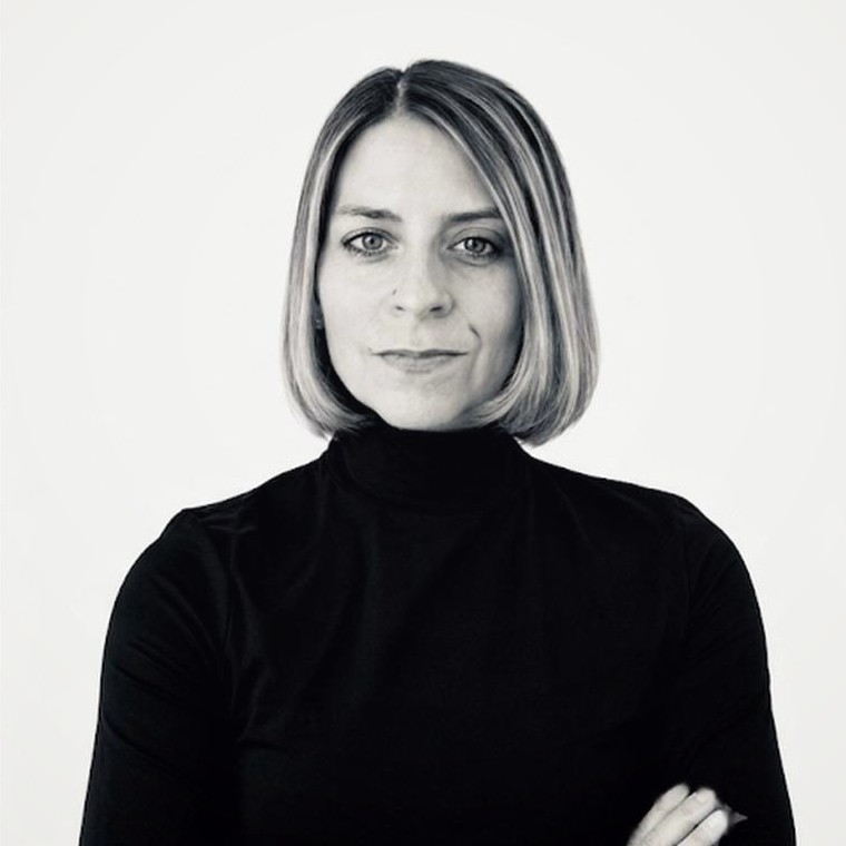 Veronika Szekrényes.